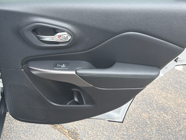 Used 2019 Jeep Cherokee Latitude Plus FWD image 17