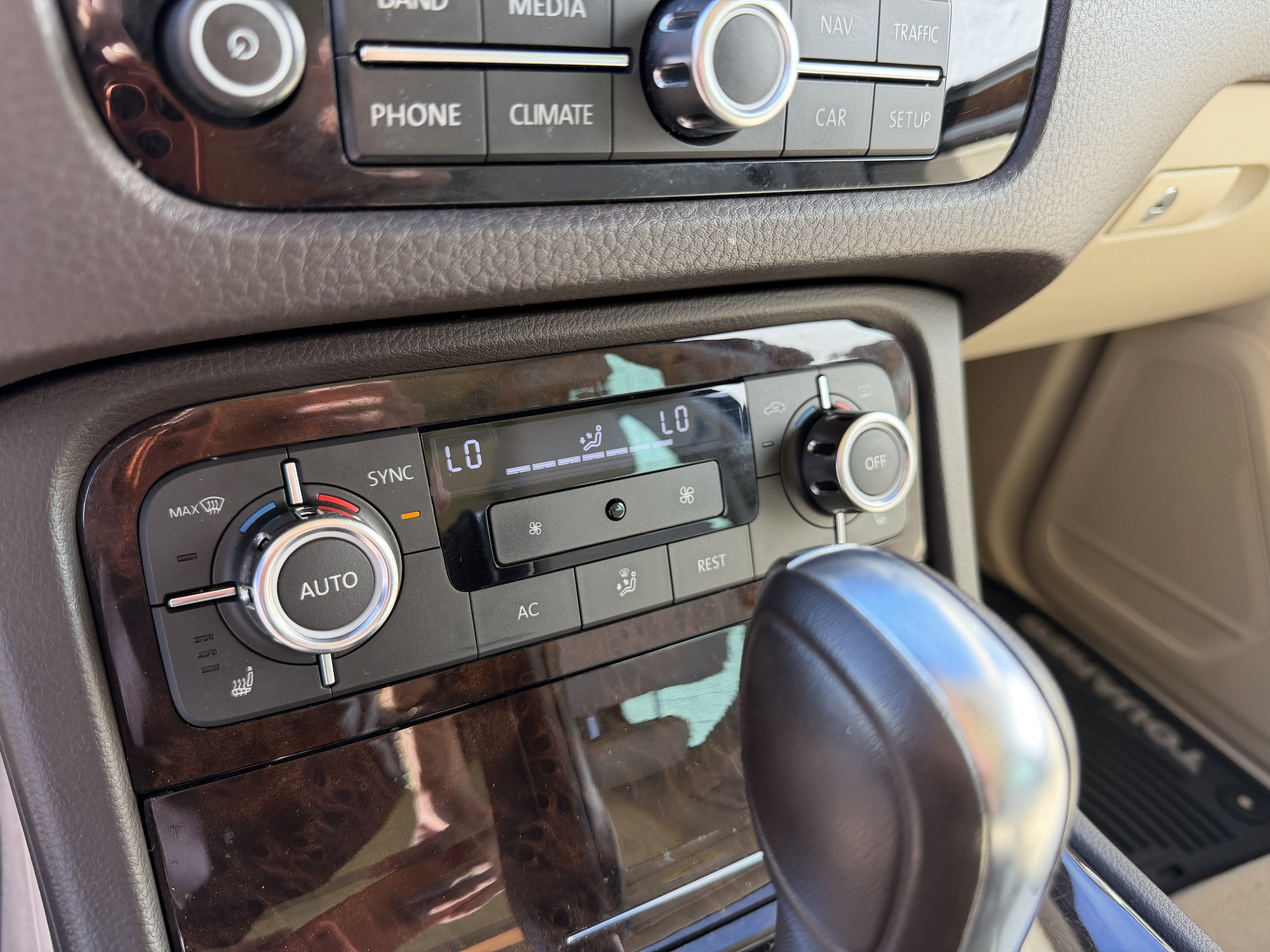 Used 2013 Volkswagen Touareg TDI AWD/4WD image 22