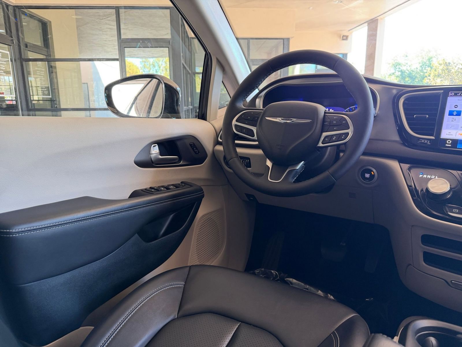 Used 2024 Chrysler Pacifica Touring-L image 32