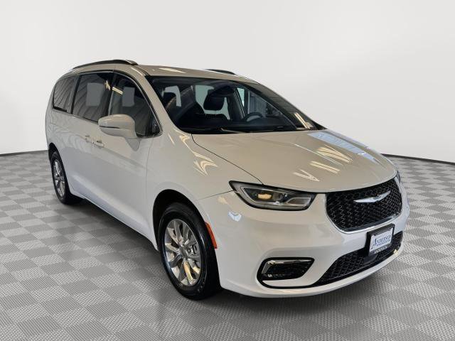 Used 2022 Chrysler Pacifica Touring-L image 5