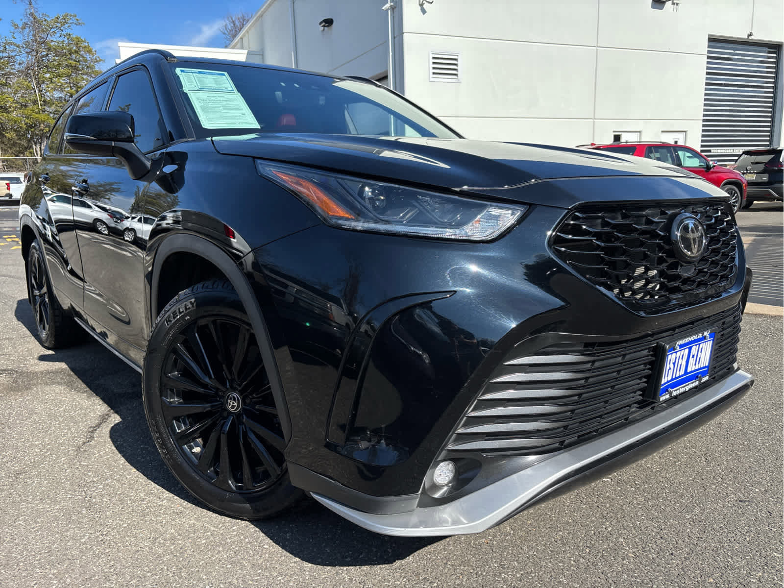 Used 2023 Toyota Highlander XSE AWD/4WD image 2
