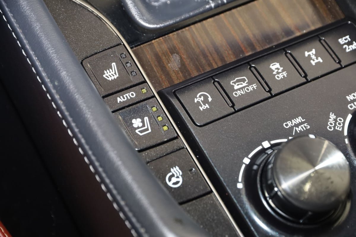 Used 2020 Lexus LX 570 4WD w/ Luxury Package image 8