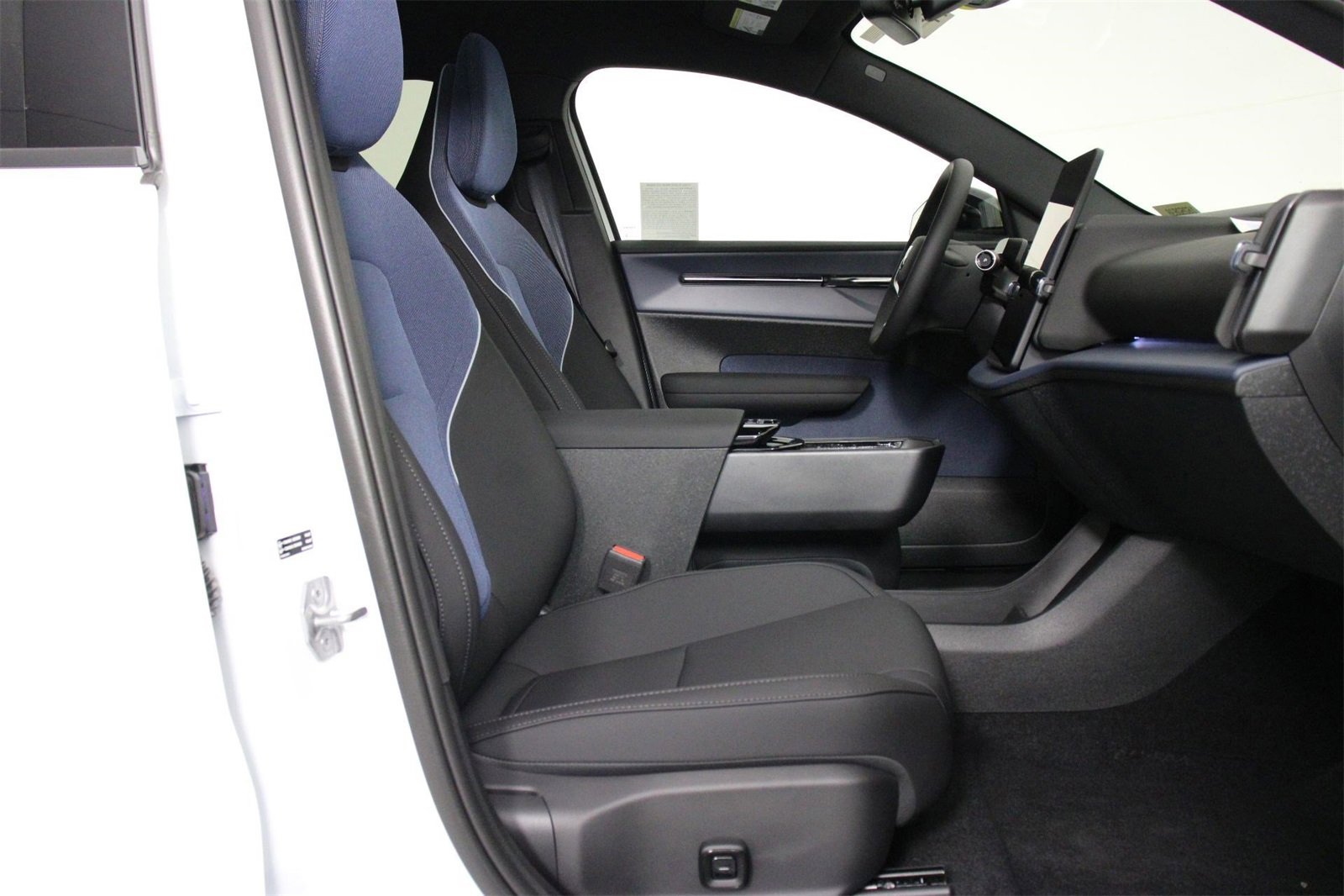 New 2025 Volvo EX30 Plus w/ Protection Package Premier image 10