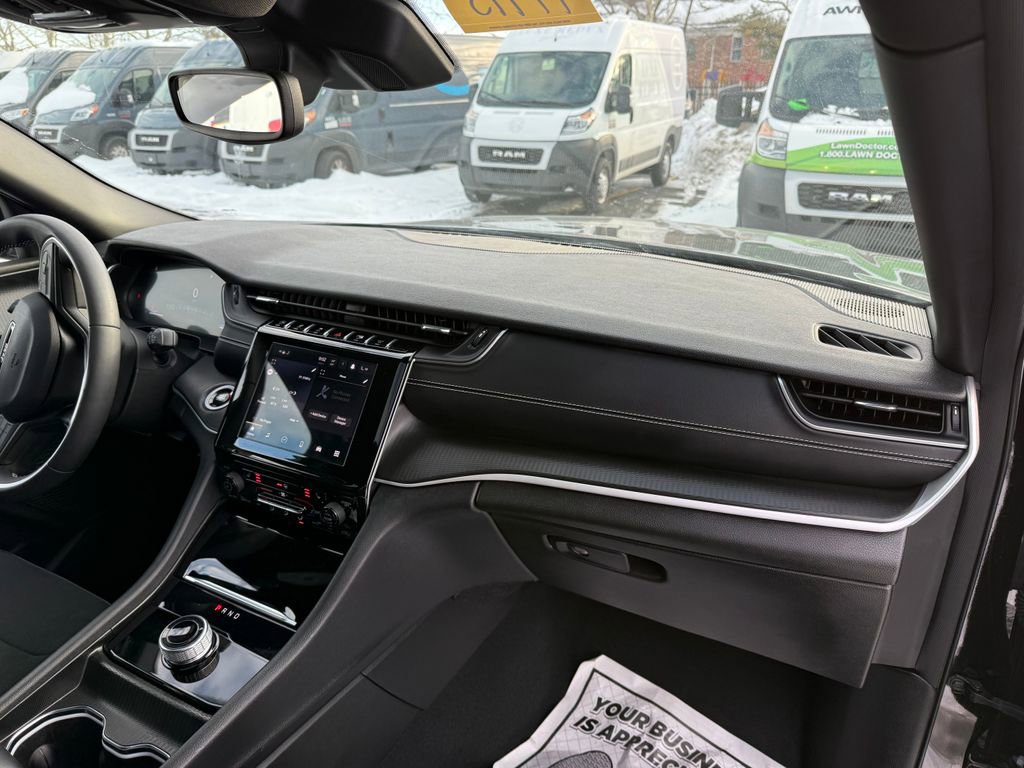 Used 2024 Jeep Grand Cherokee Altitude image 13