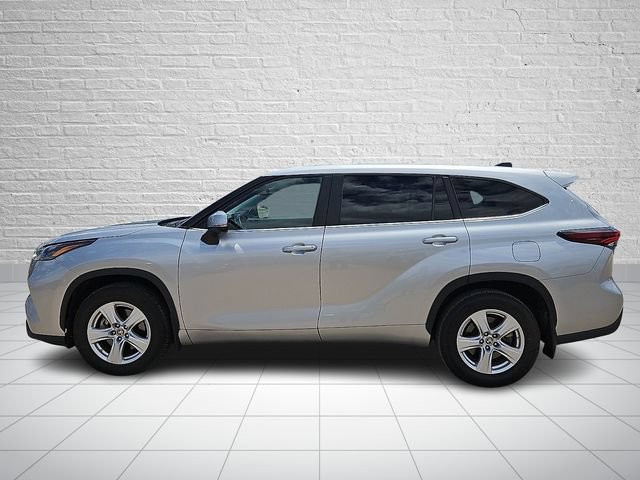 Used 2024 Toyota Highlander LE AWD/4WD image 2