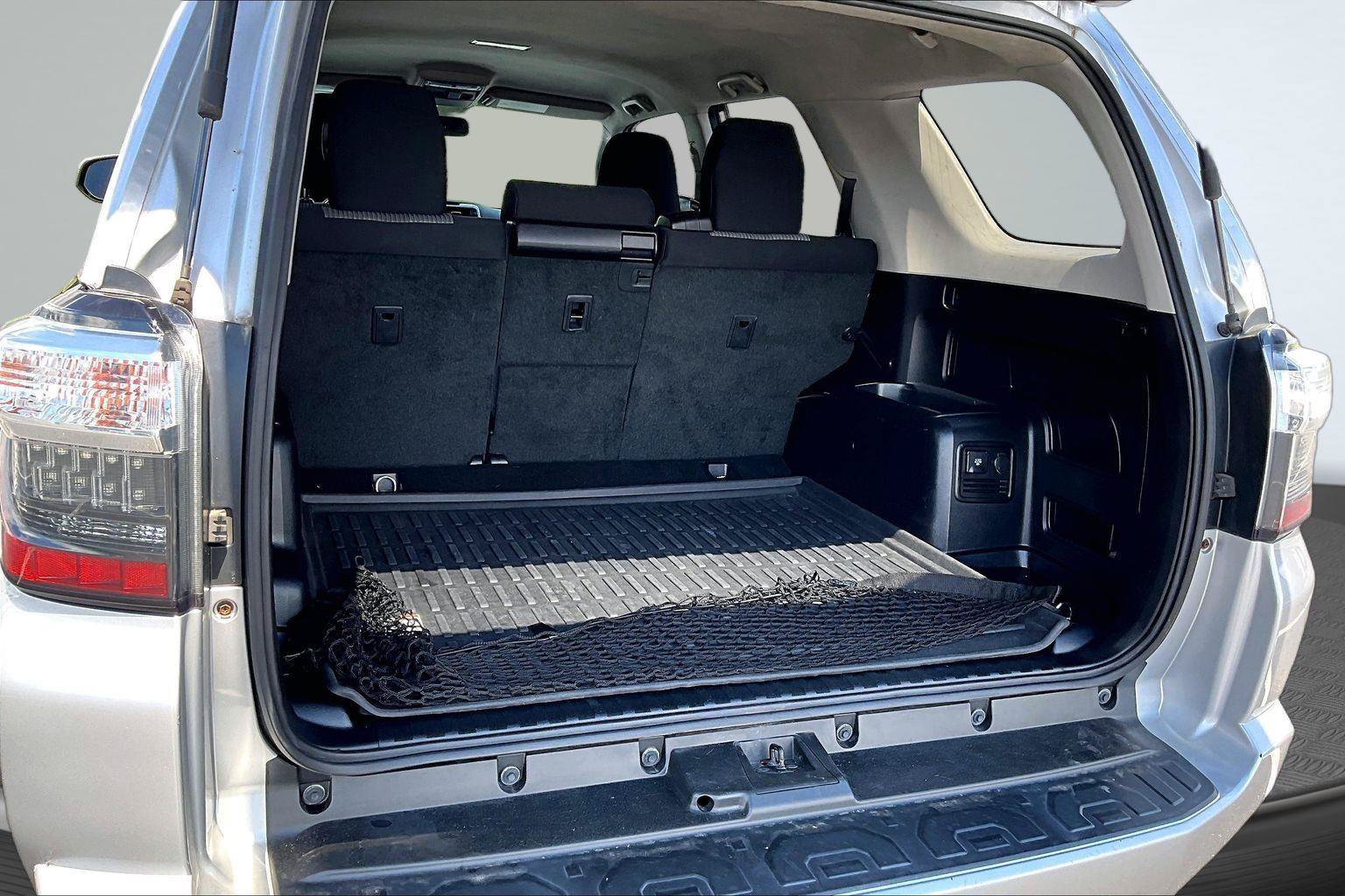 Used 2018 Toyota 4Runner SR5 AWD/4WD image 5