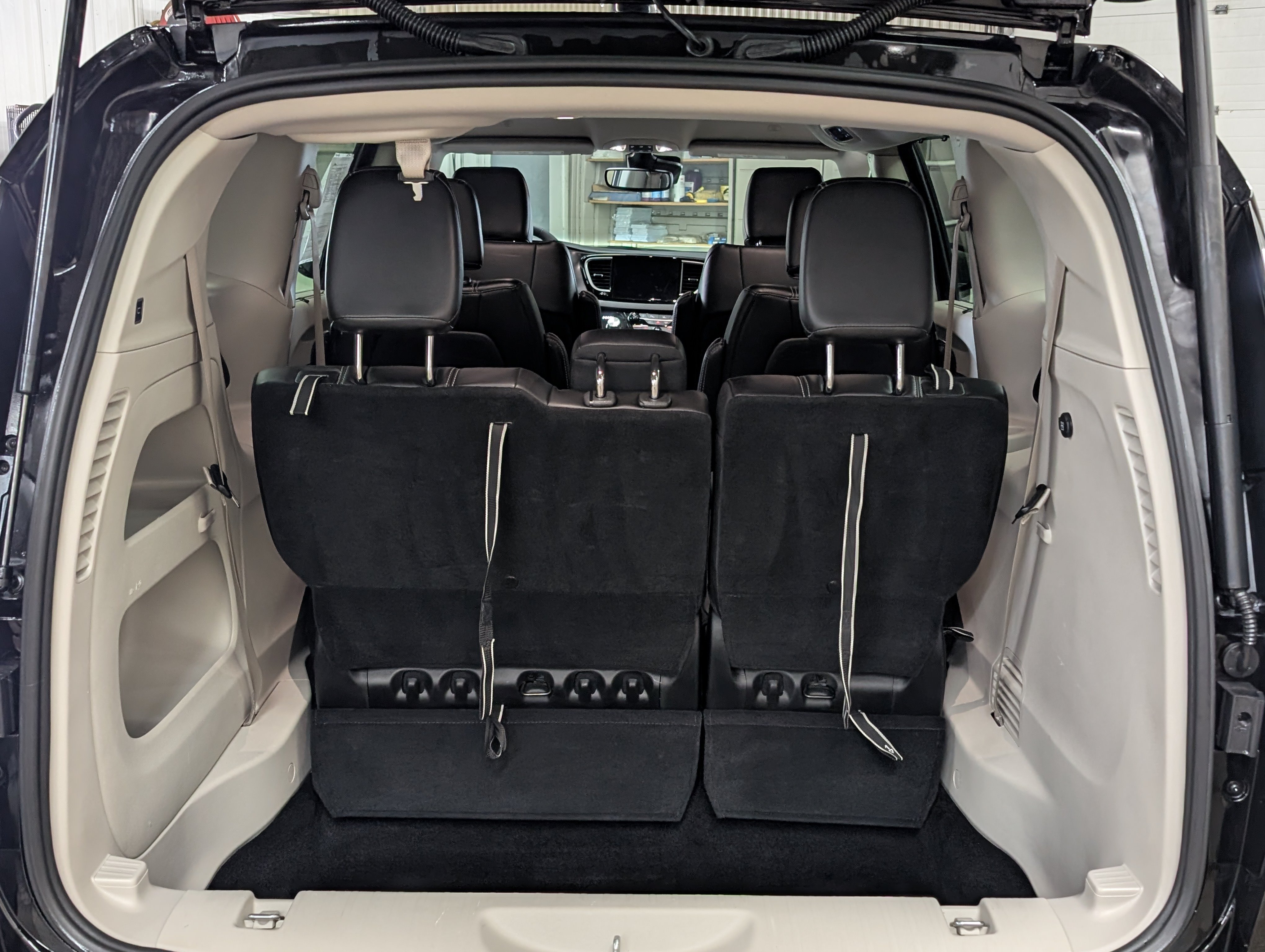 Used 2024 Chrysler Pacifica Touring-L FWD image 23