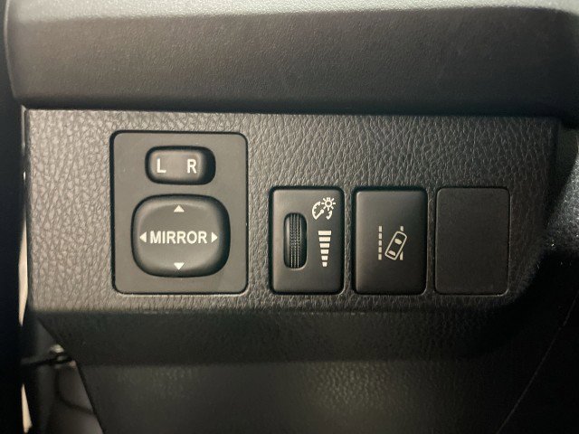 Used 2018 Toyota RAV4 LE FWD image 31
