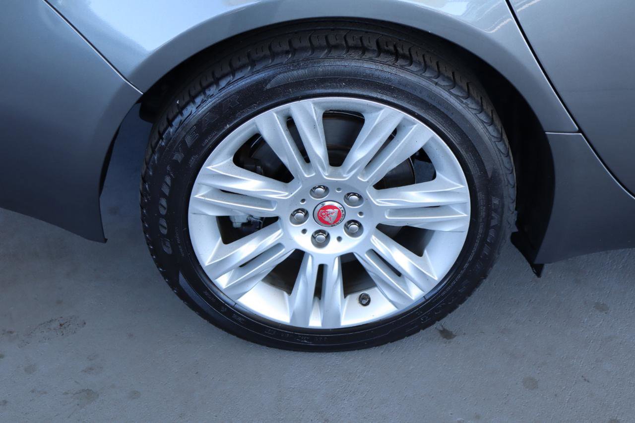 Used 2017 Jaguar XF Premium image 46