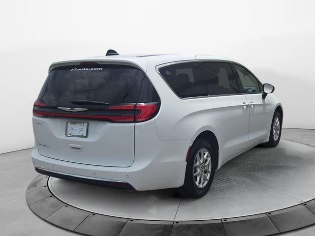 Used 2023 Chrysler Pacifica Touring-L FWD image 5
