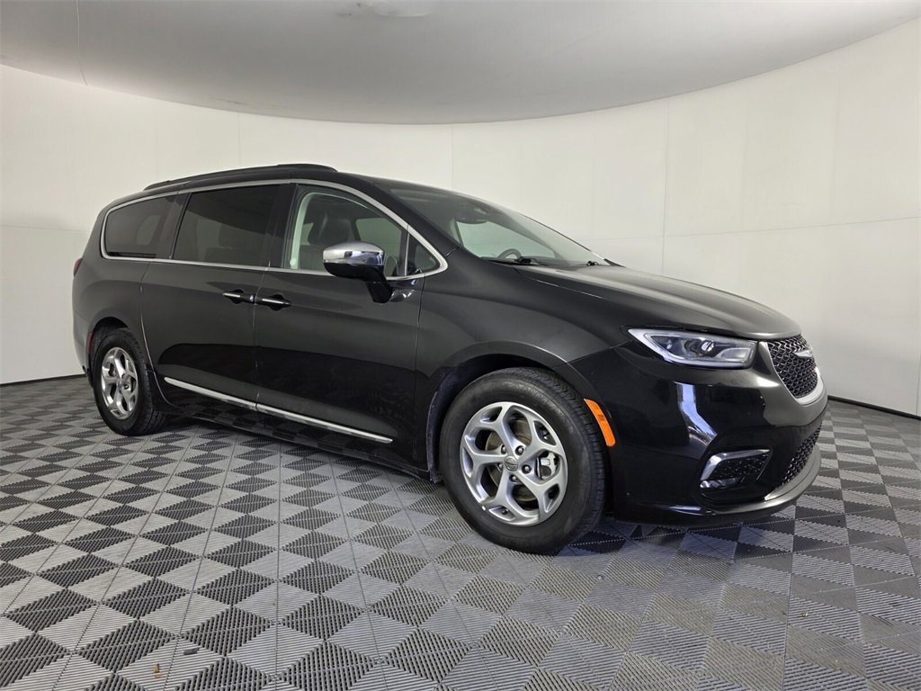 Used 2023 Chrysler Pacifica Limited image 2