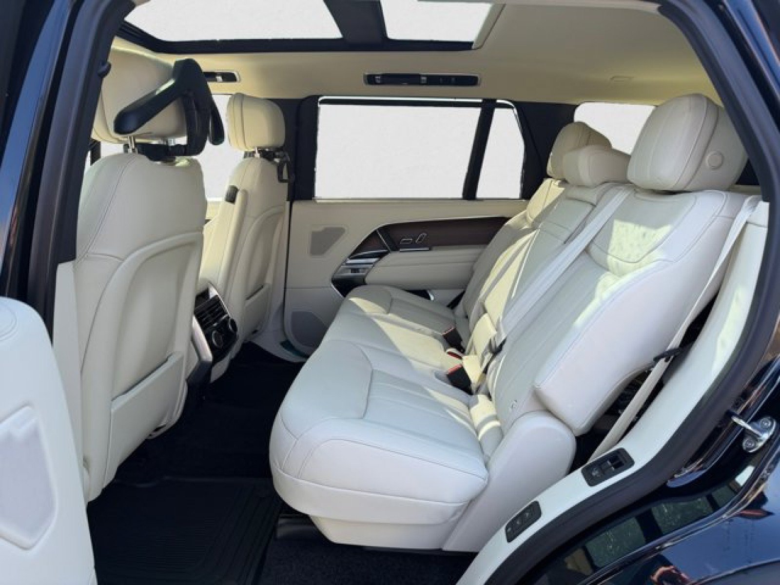 New 2026 Land Rover Range Rover Long Wheelbase SE AWD/4WD image 18