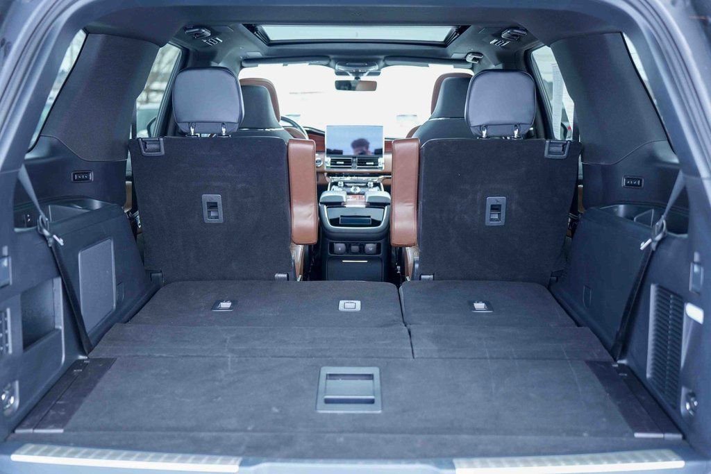 Used 2024 Lincoln Navigator Reserve image 11