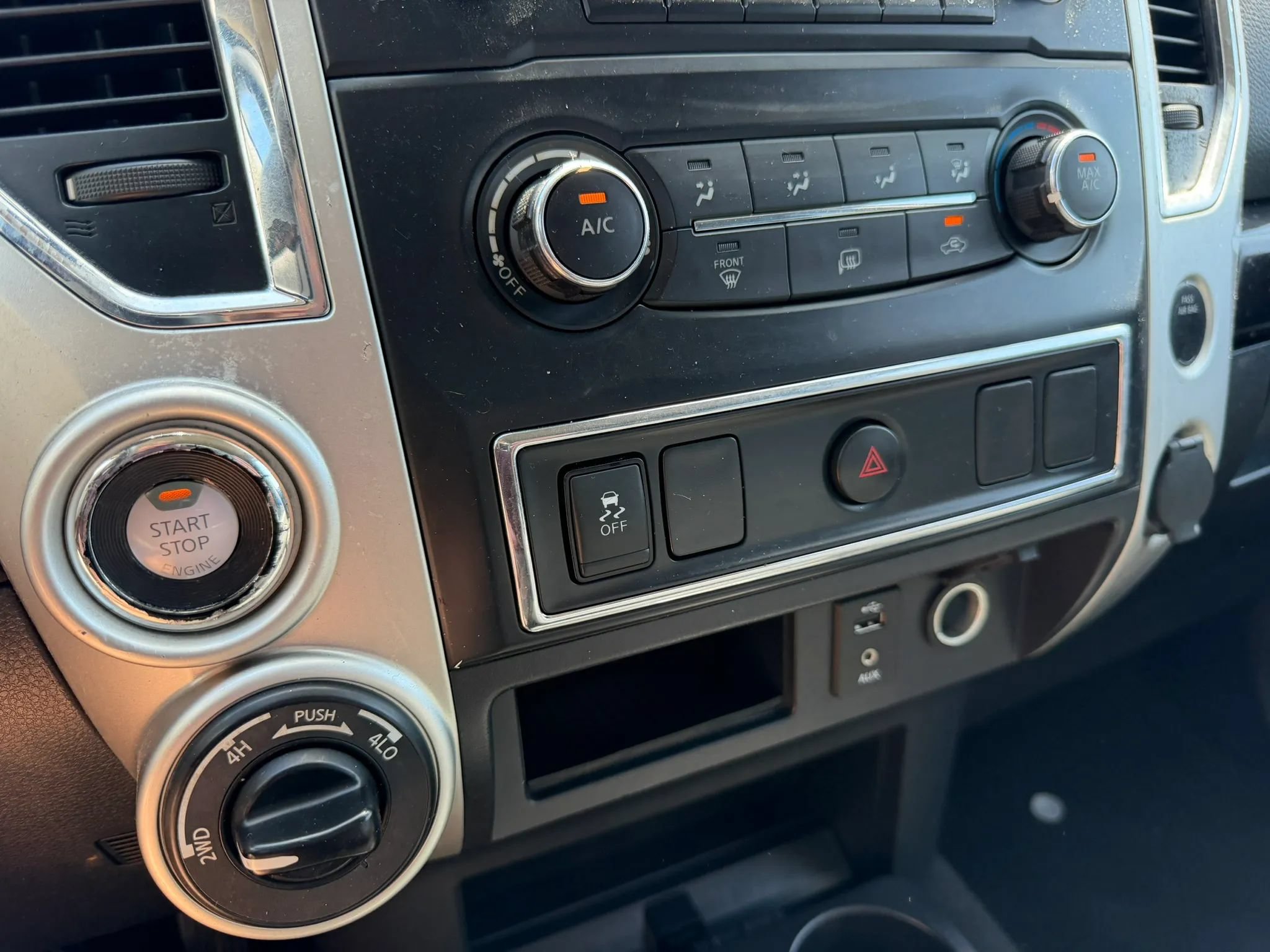 Used 2018 Nissan Titan SV AWD/4WD image 13