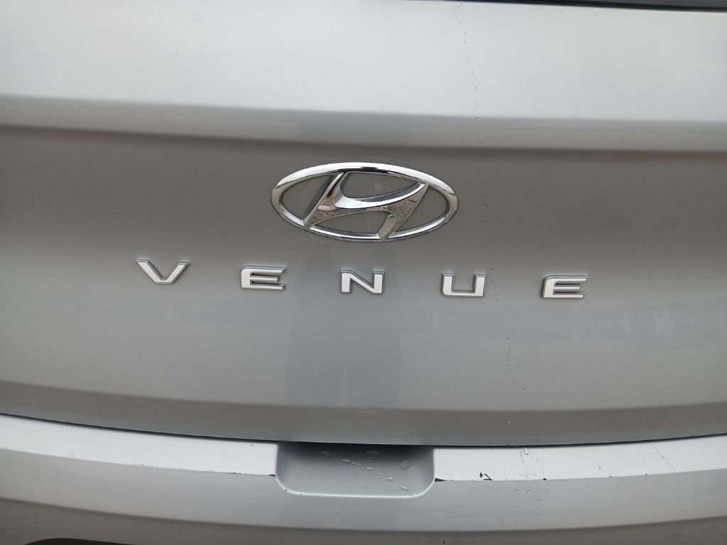 Used 2023 Hyundai Venue SEL image 9