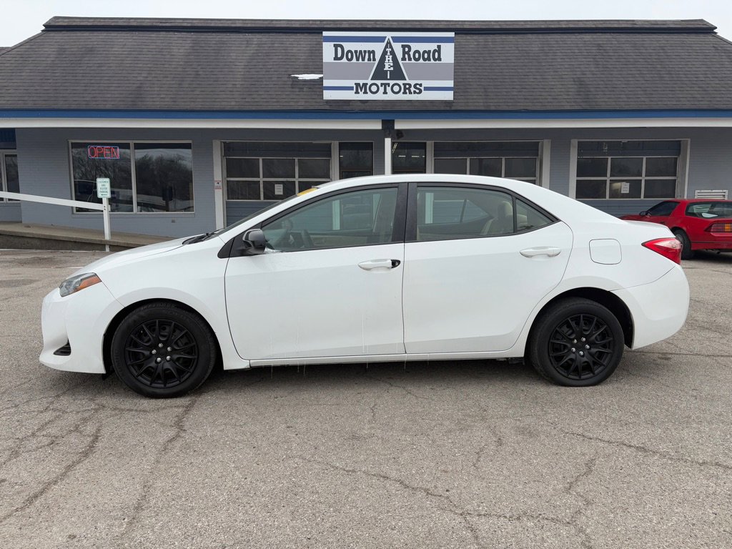 Used 2019 Toyota Corolla LE image 2