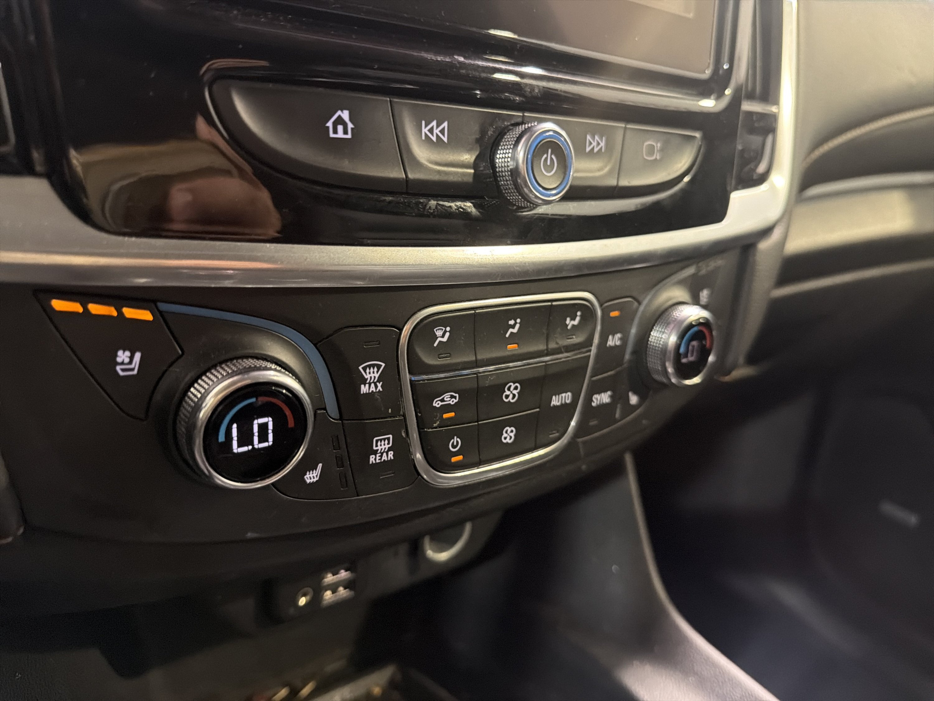 Used 2020 Chevrolet Traverse Premier w/ Redline Edition FWD image 19