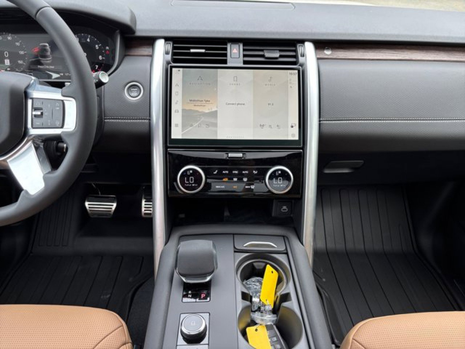 New 2025 Land Rover Discovery Dynamic SE image 14