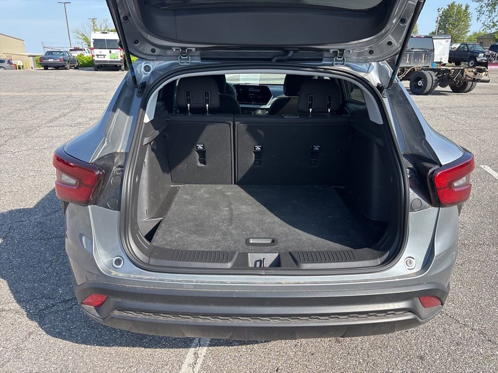 Used 2025 Chevrolet Trax LS w/ LS Convenience Package FWD image 4