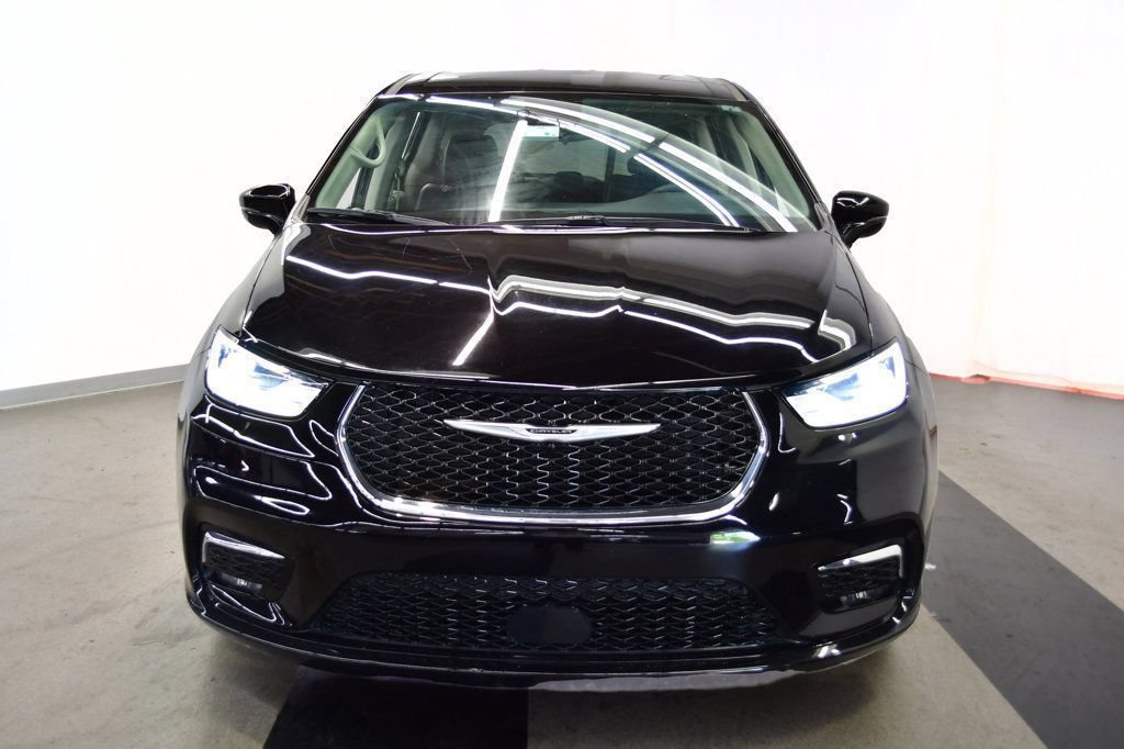 Used 2024 Chrysler Pacifica Touring-L FWD image 7
