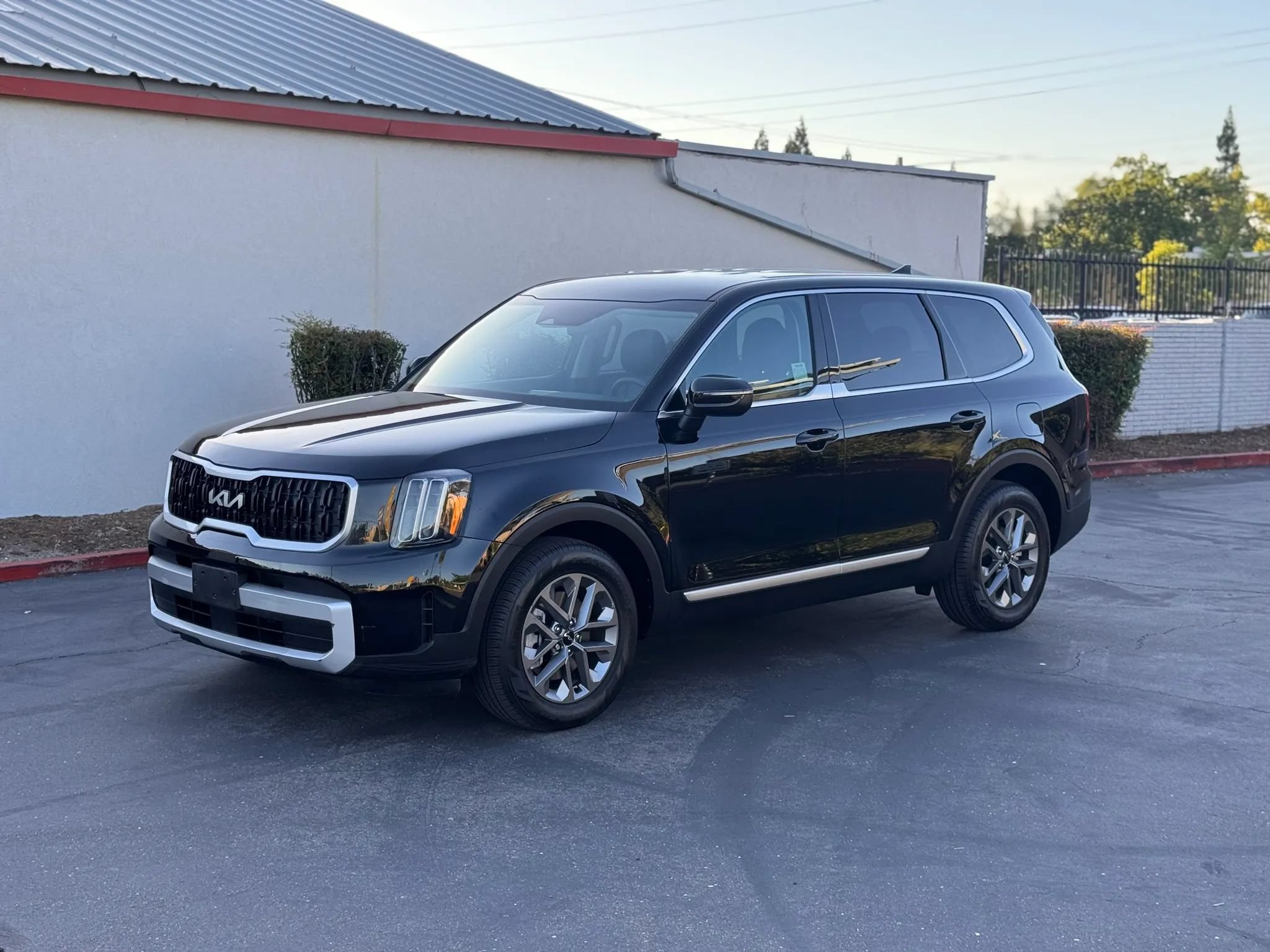 Used 2025 Kia Telluride LX FWD image 2