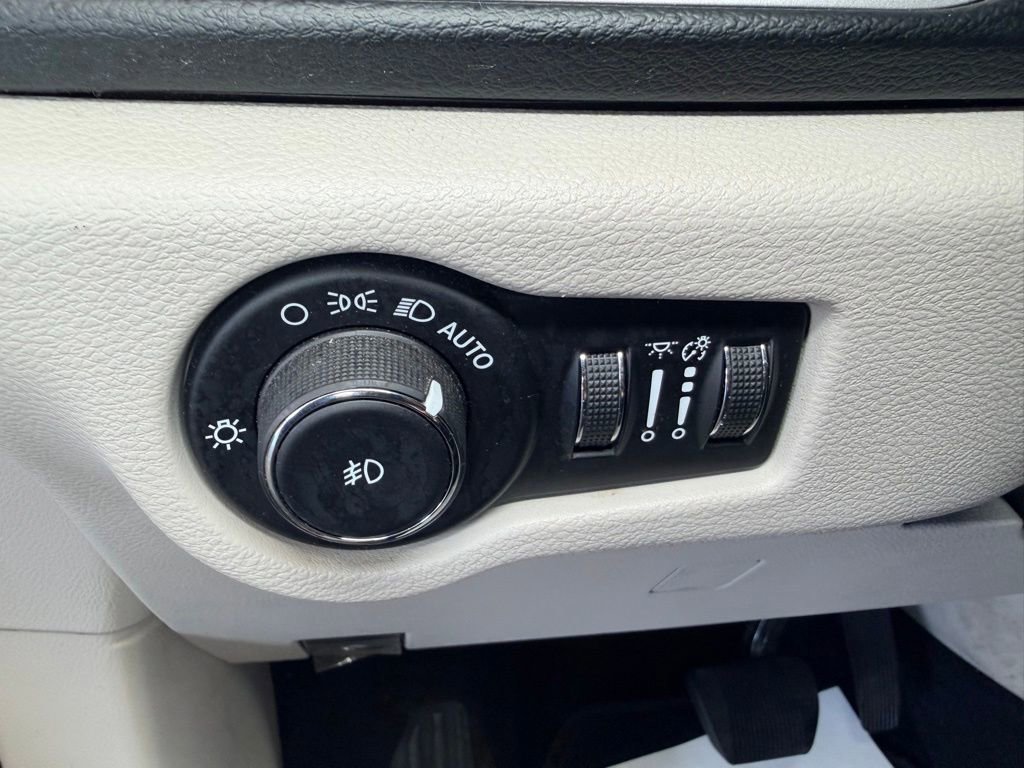 Used 2020 Chrysler Pacifica Touring-L FWD image 18
