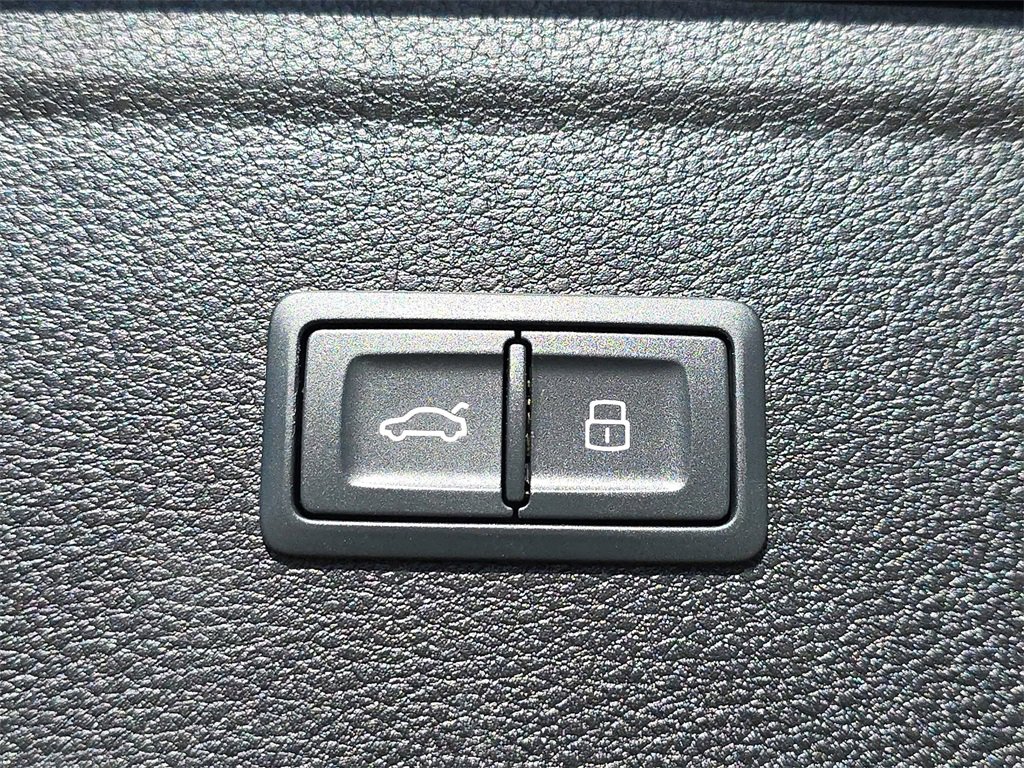 Used 2023 Audi Q5 2.0T Premium w/ Convenience Package image 17