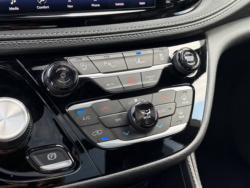 Certified 2025 Chrysler Pacifica Limited FWD image 17