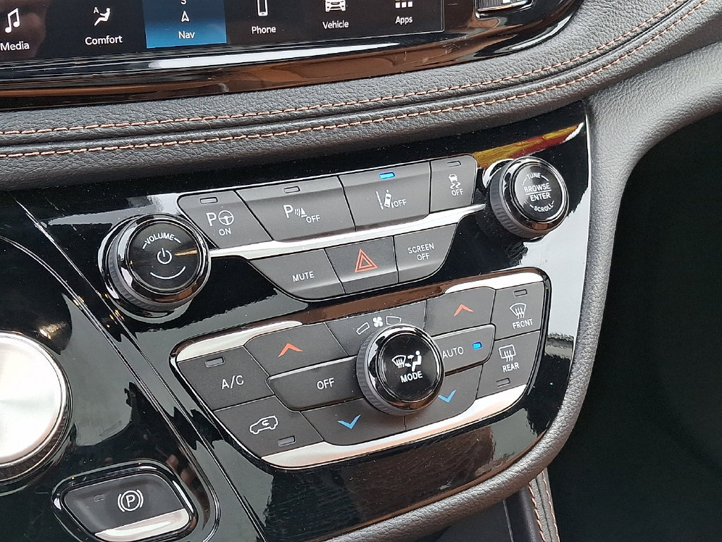 Certified 2025 Chrysler Pacifica Pinnacle FWD image 16
