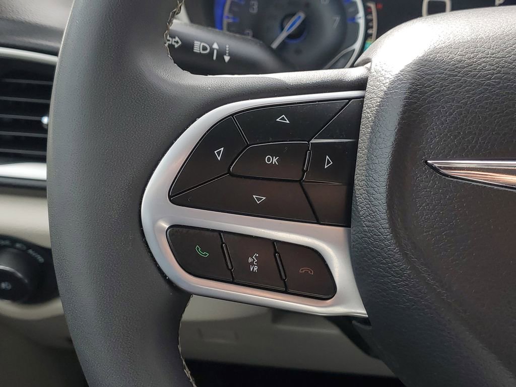 Used 2024 Chrysler Pacifica Touring-L image 14