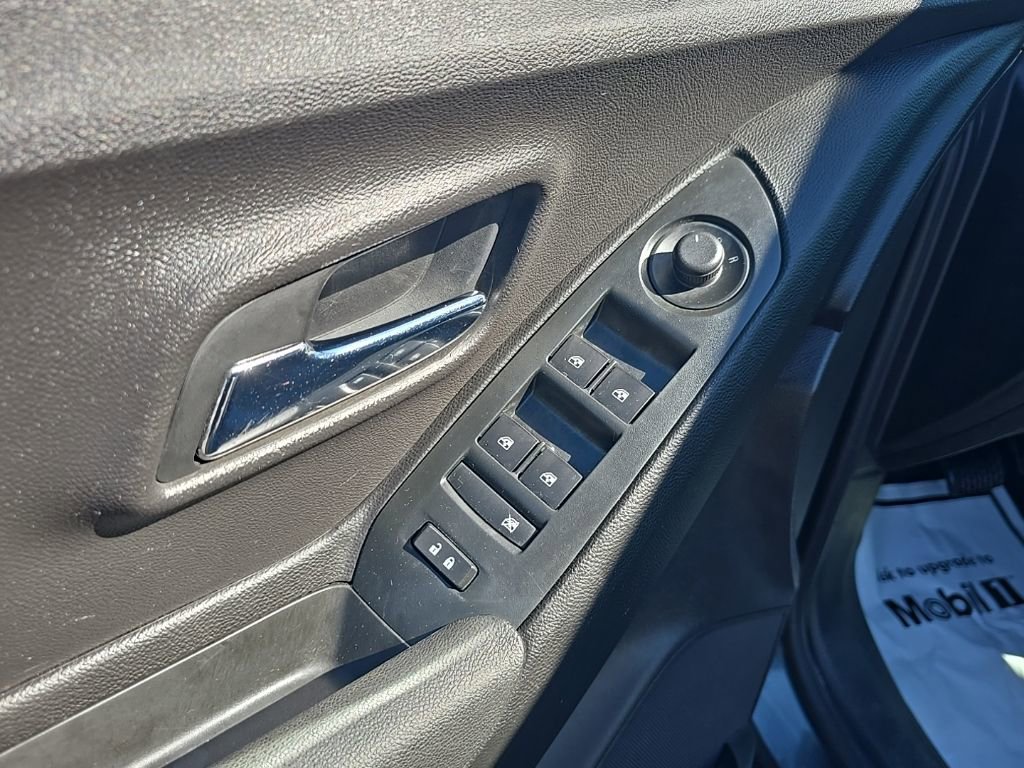 Used 2017 Chevrolet Trax LT w/ LT Convenience Package AWD/4WD image 12