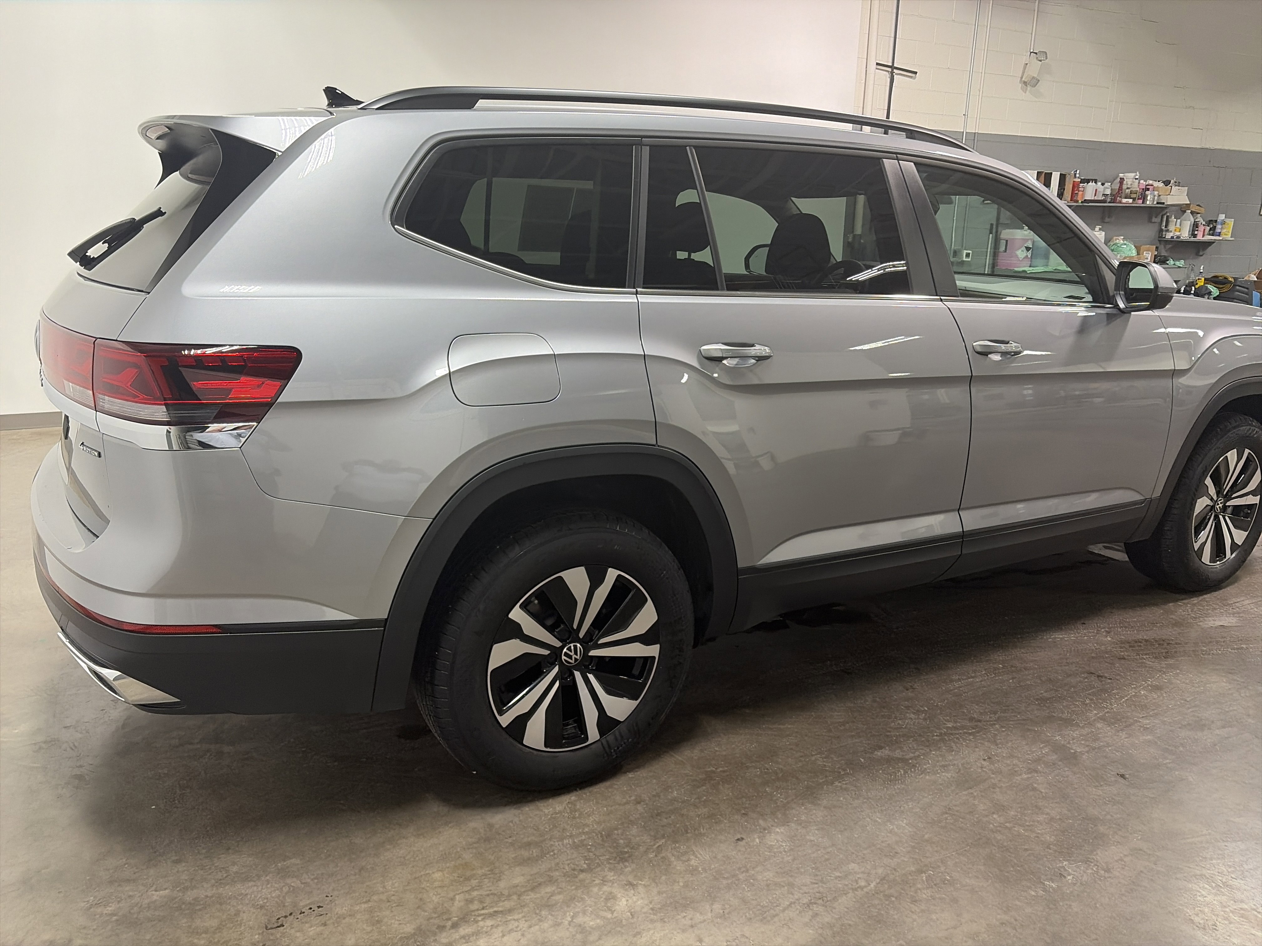 Certified 2025 Volkswagen Atlas SE image 3