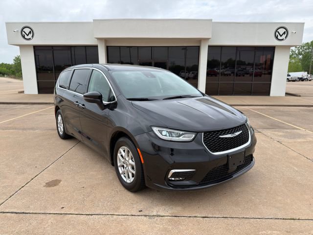 Used 2023 Chrysler Pacifica Touring-L FWD image 2