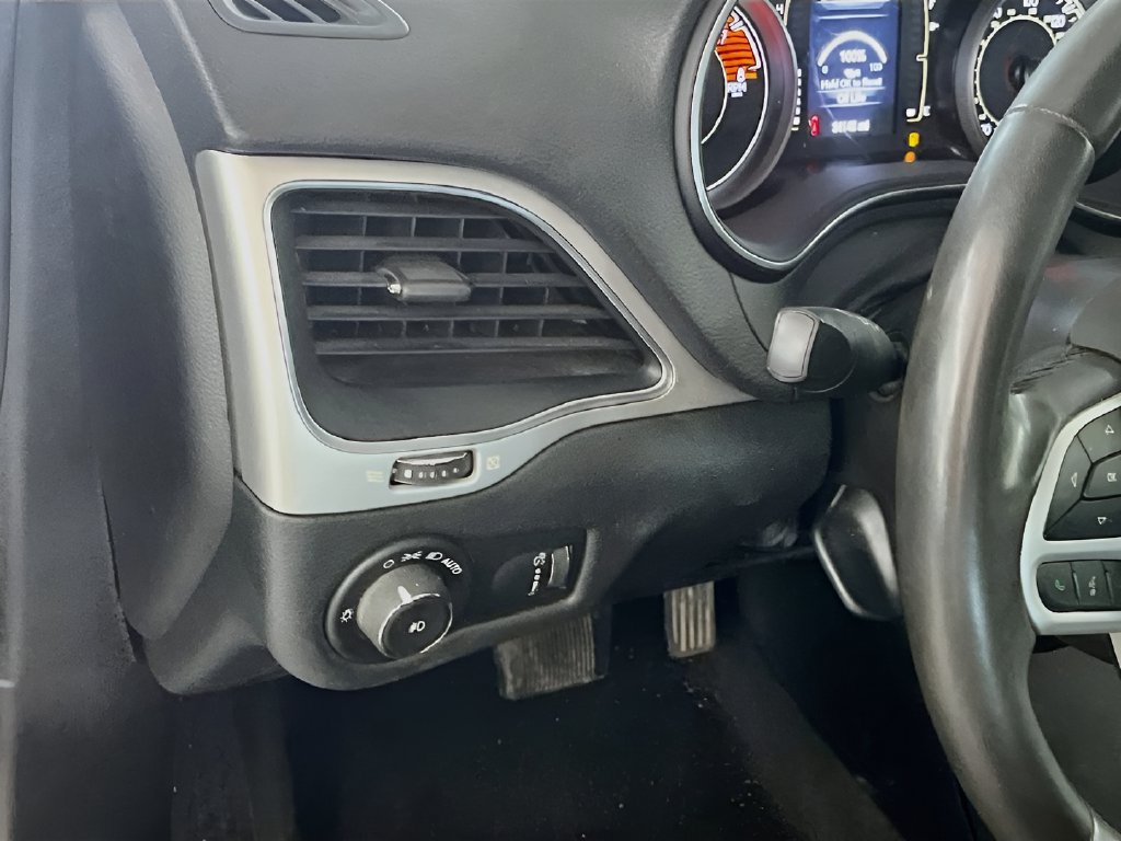 Used 2022 Jeep Cherokee Latitude AWD/4WD image 10