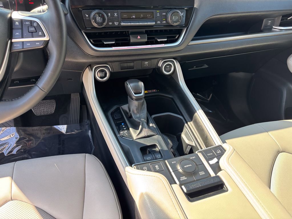 Certified 2024 Toyota Grand Highlander AWD image 32