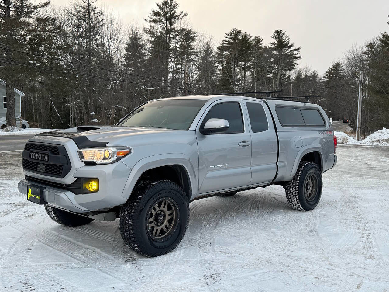 Used 2018 Toyota Tacoma TRD Sport w/ Technology Package image 3