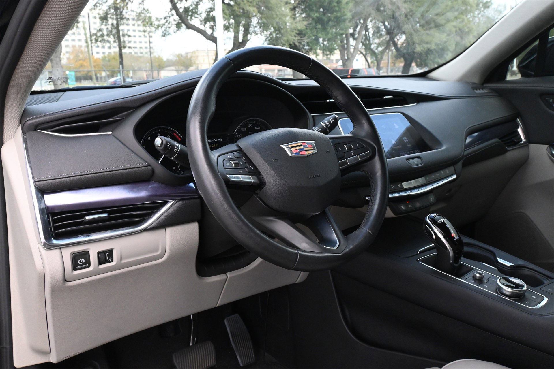 Certified 2023 Cadillac XT4 Luxury w/ Cold Weather Package image 17