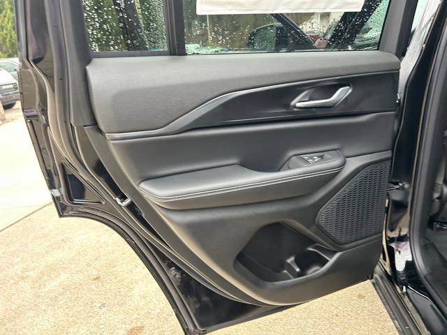 New 2025 Jeep Grand Cherokee Altitude image 9