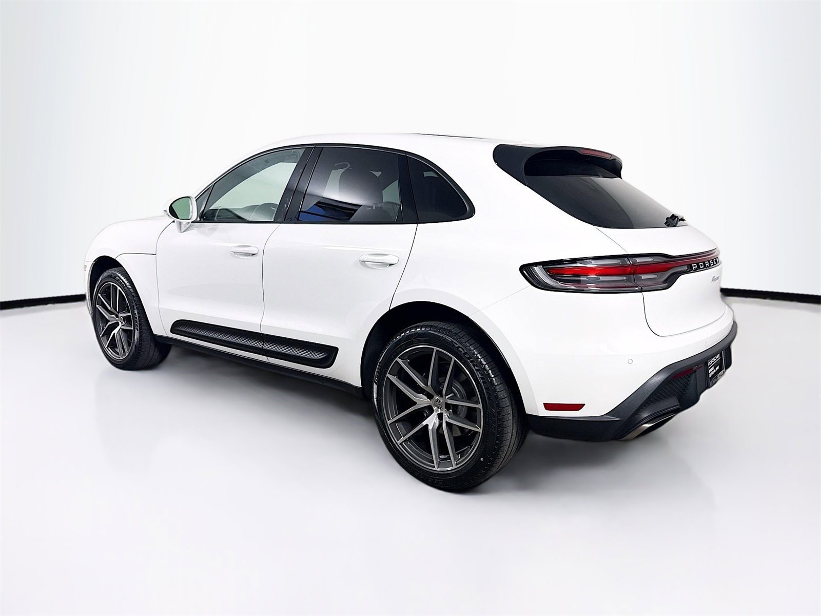 Certified 2024 Porsche Macan image 3