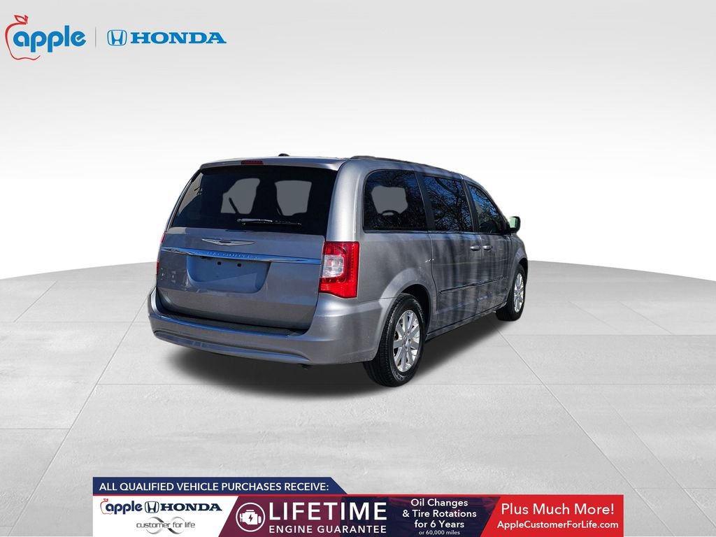 Used 2016 Chrysler Town & Country Touring image 5