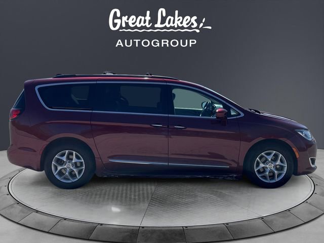 Used 2017 Chrysler Pacifica Touring-L w/ Tire & Wheel Group FWD image 6