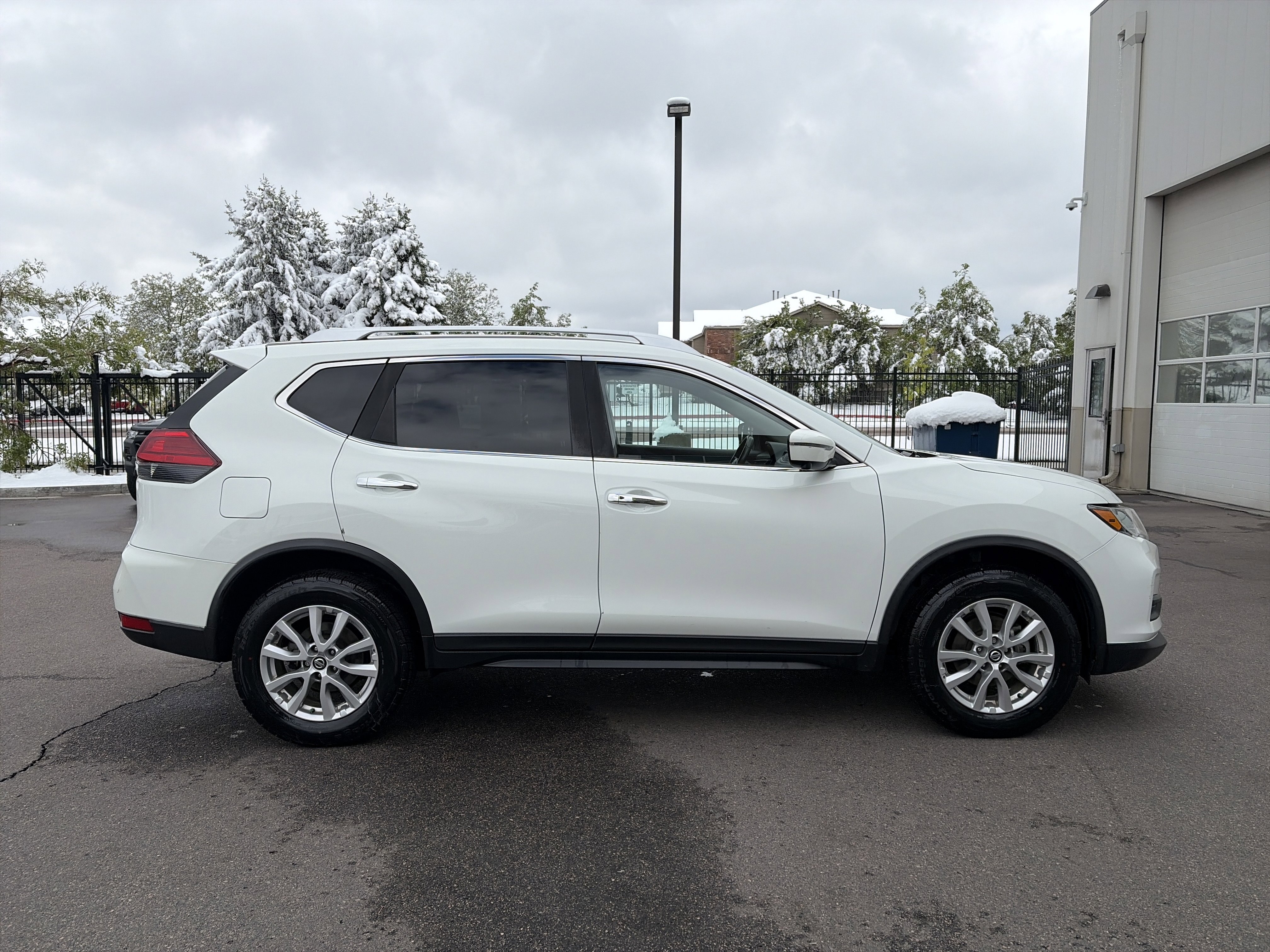 Used 2017 Nissan Rogue SV w/ SV Premium Package AWD/4WD image 4