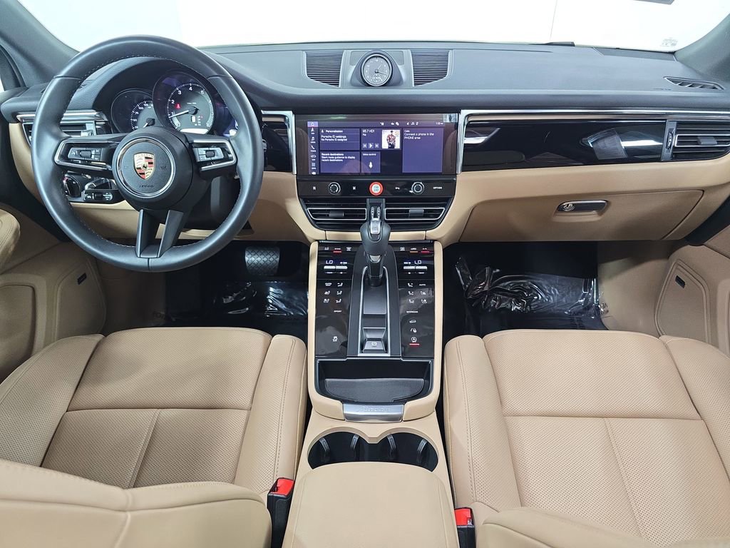 Certified 2025 Porsche Macan image 13