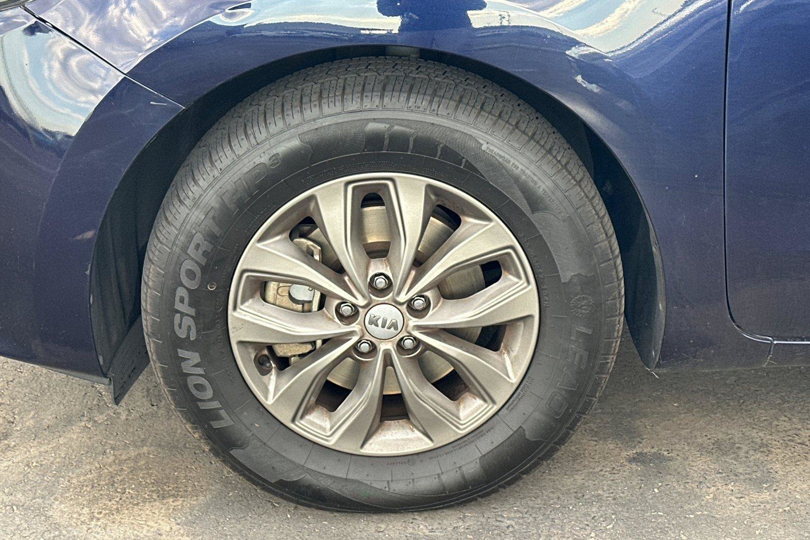 Used 2021 Kia Sedona LX FWD image 4