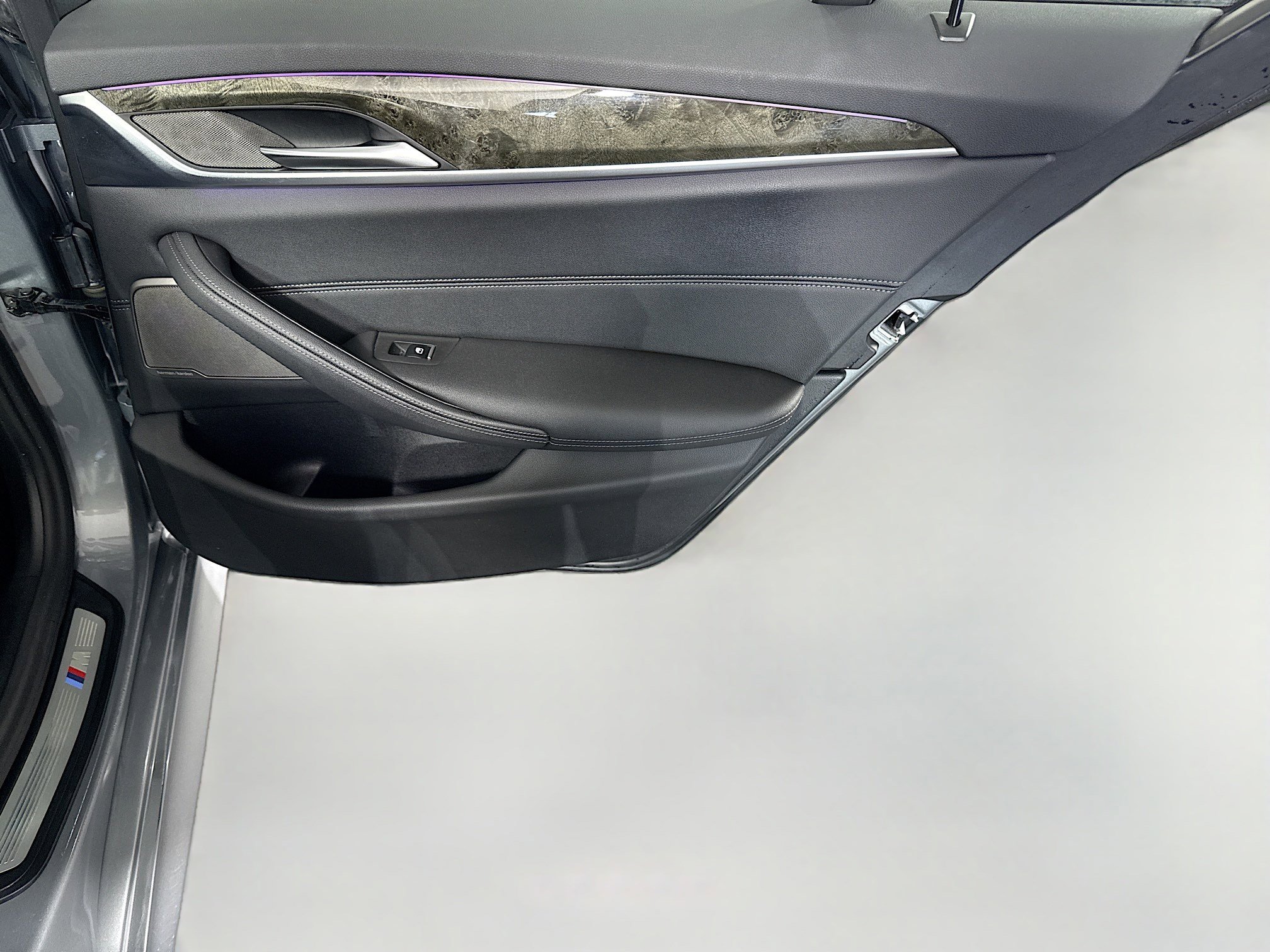 Used 2023 BMW 530e w/ M Sport Package image 28