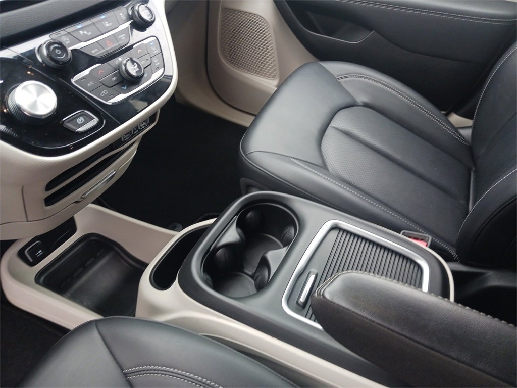 Used 2024 Chrysler Pacifica Touring-L image 11