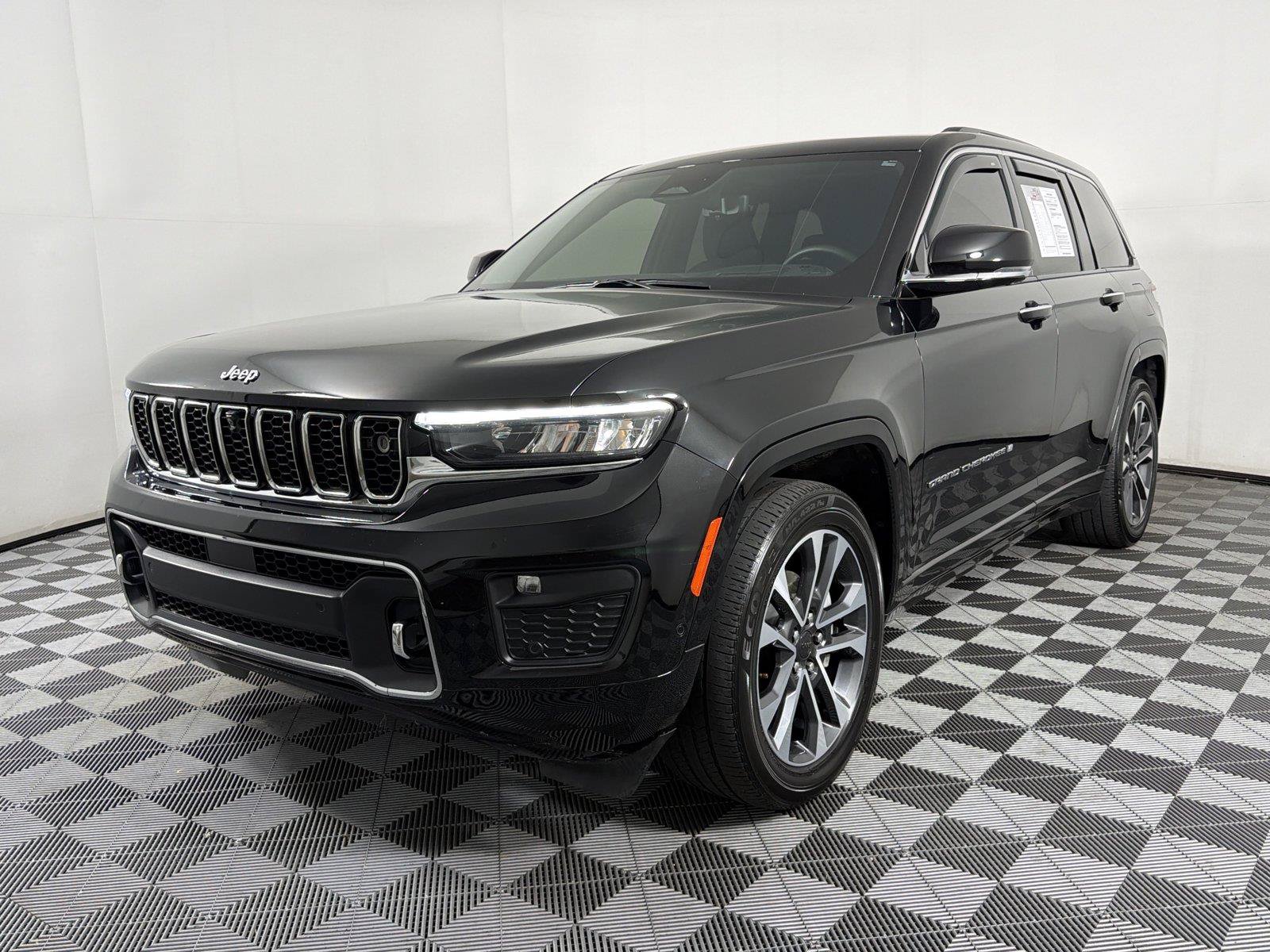 Used 2023 Jeep Grand Cherokee Overland w/ Adv Protech Group III AWD/4WD image 3