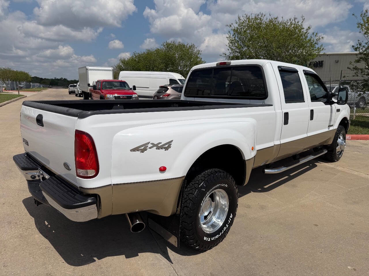 Used 2001 Ford F350 Lariat image 2