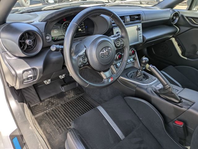 Used 2025 Toyota GR86 Premium w/ Performance Package image 8
