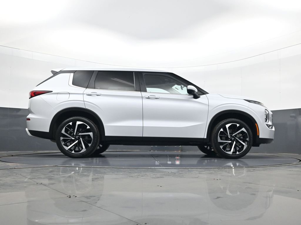 Used 2024 Mitsubishi Outlander SE image 25